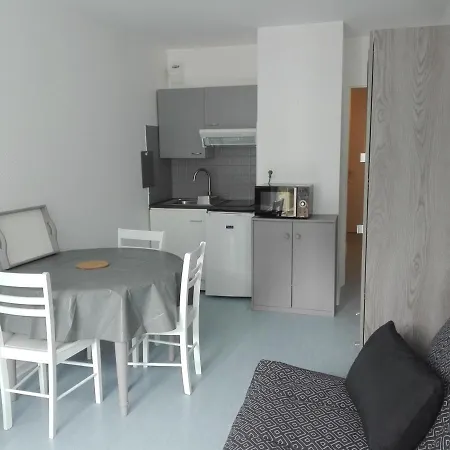 Rénové Avec Balcon à 100m De La Et Piscine - 4 Personnes - - Fr-1-331-204 Appartement *