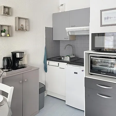 Rénové Avec Balcon à 100m De La Et Piscine - 4 Personnes - - Fr-1-331-204