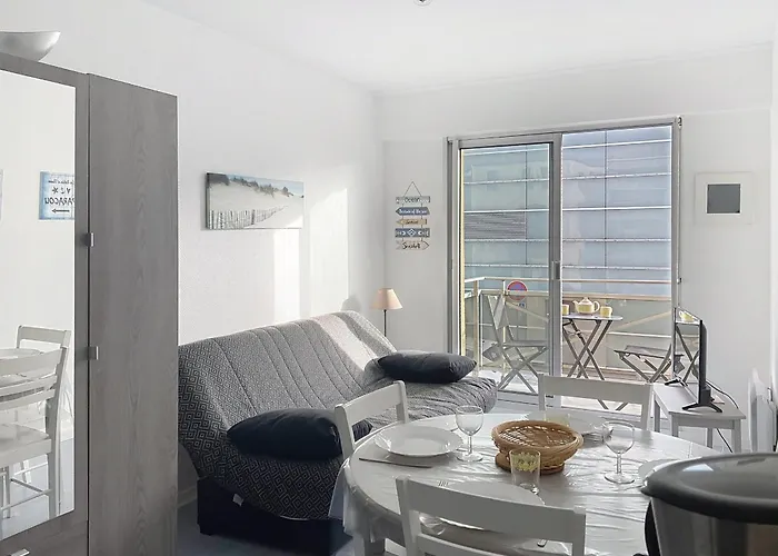 Rénové Avec Balcon à 100m De La Et Piscine - 4 Personnes - - Fr-1-331-204